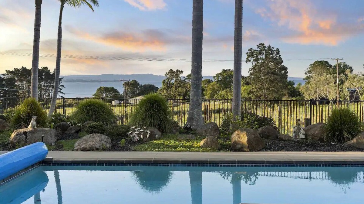 Clarks Beach Villa | franklin chapel wedding vineyard Cozy Family Villa