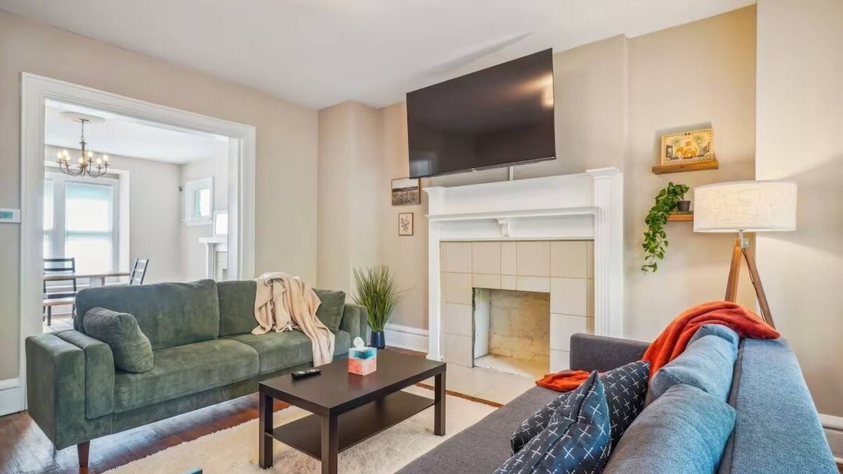 Olde Towne East House | Franklin Park Tudor 5BD w Sunroom, Nationwide, OSU, Pet friendly, Fenced yard