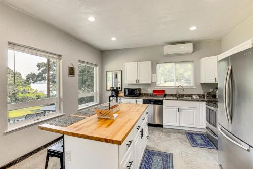 Berryville House | Frankston Vacation Rental Walk to Lake Palestine!