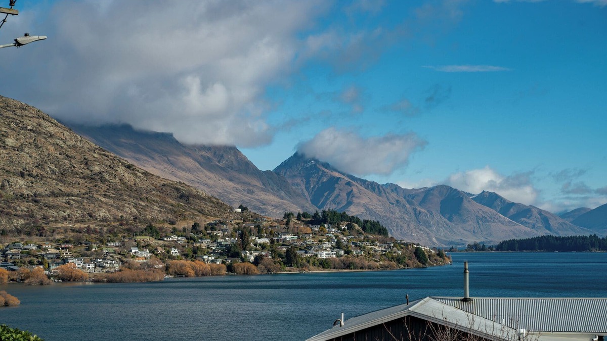 Frankton House | Frankton Arm Vista - Queenstown Holiday Home