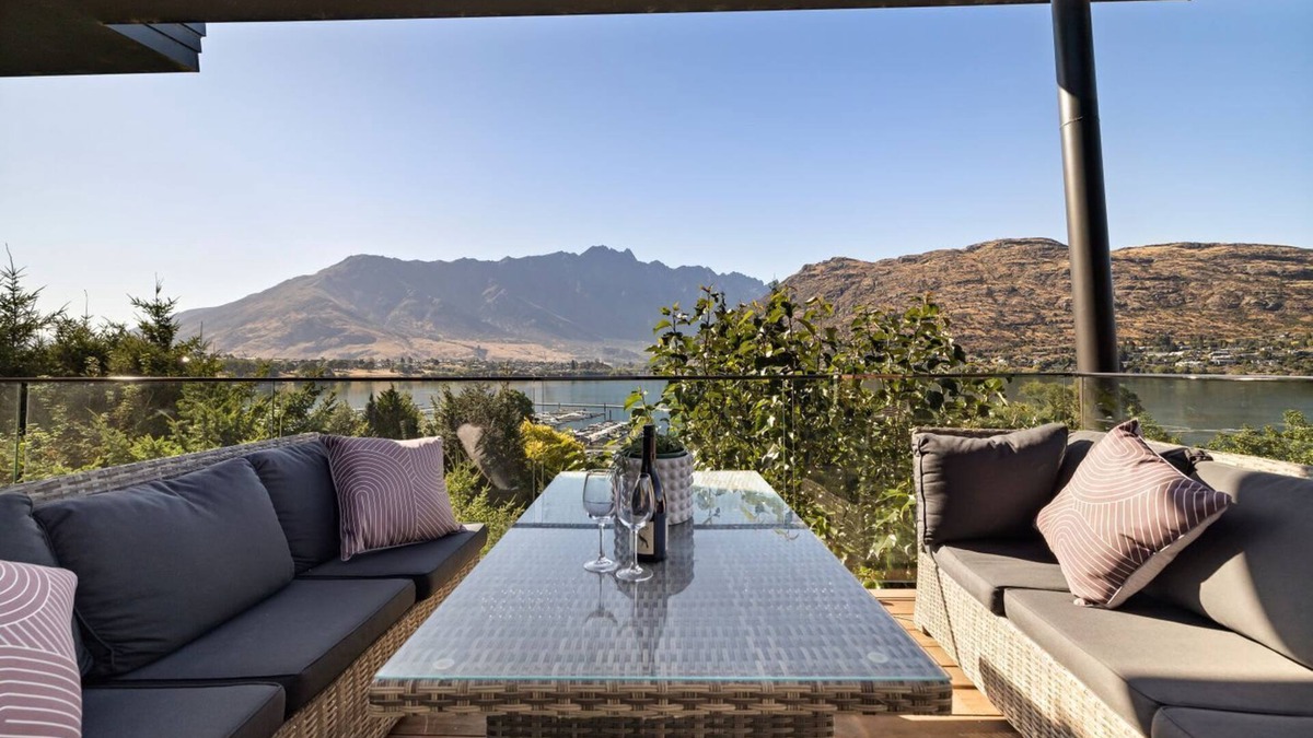 Frankton House | Frankton Retreat Modern 3BR with Lake Views
