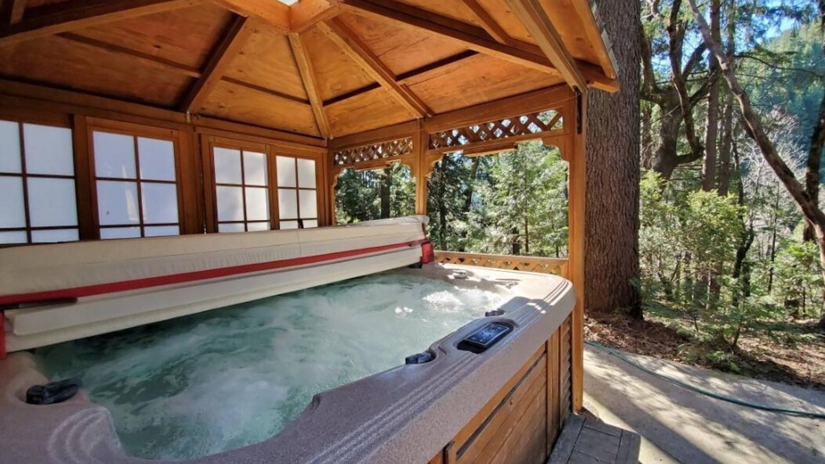 Dunsmuir House | Franky's Retreat Great family gatherings, Hot Tub