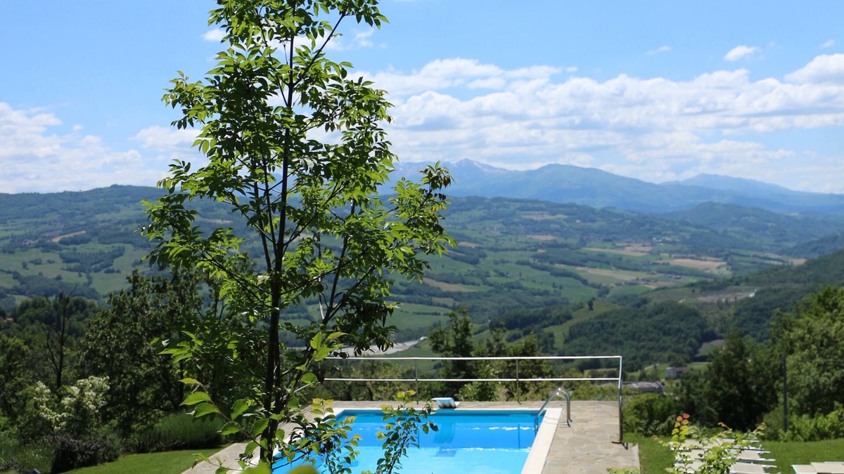 Carpineti House | FRASCANERA ESTATE OASIS OF PEACE WITH GARDEN AND SWIMMING POOL FOR EXCLUSIVE PRIVATE USE