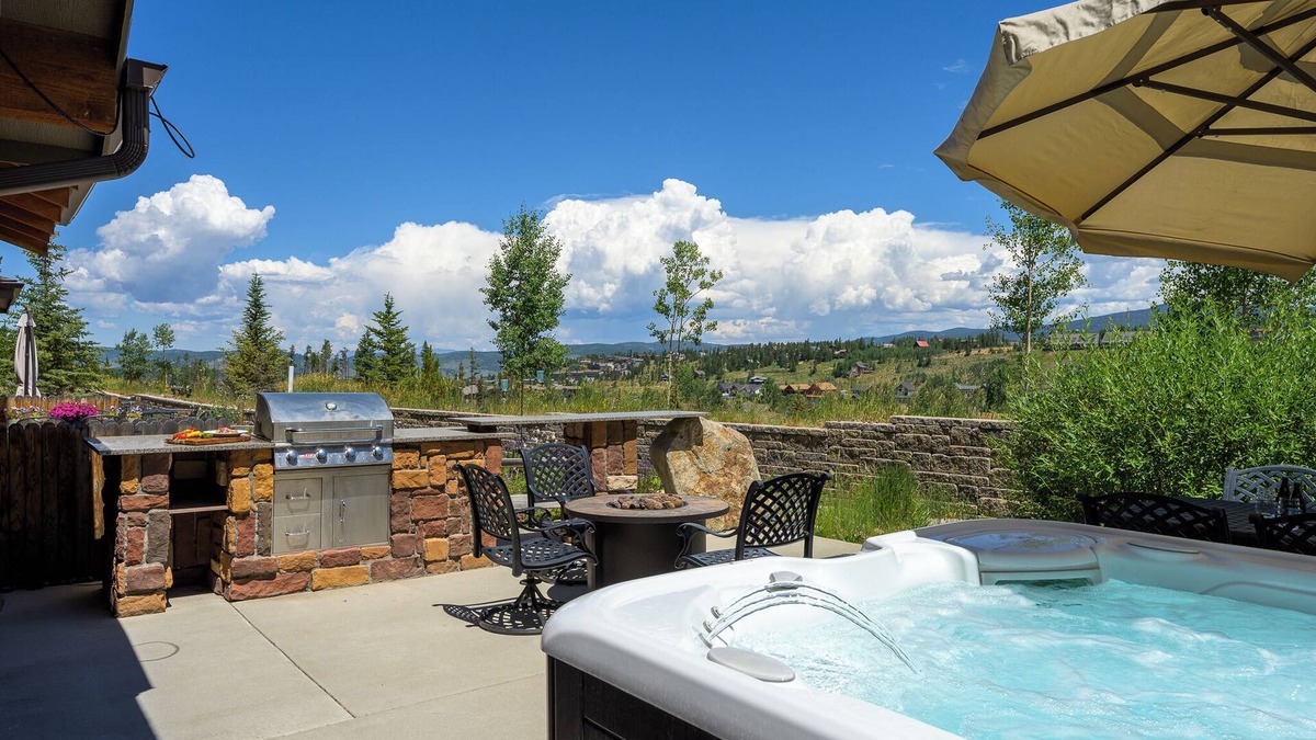 Fraser Condo | Fraser condo with Mountain Views | Hot Tub & Patio