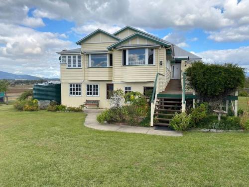 Frazerview House | Frazerview Stay - Farm House - Sleeps 10 - Scenic Rim