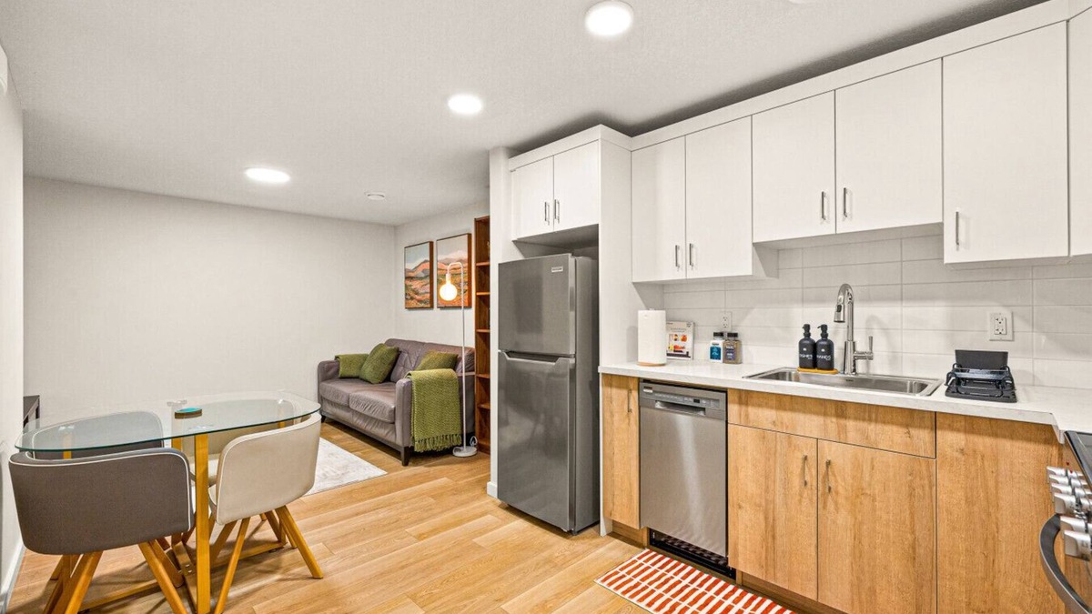 Calgary Condo | Free Banff Pass Tranquil 2BR Retreat w/Netflix