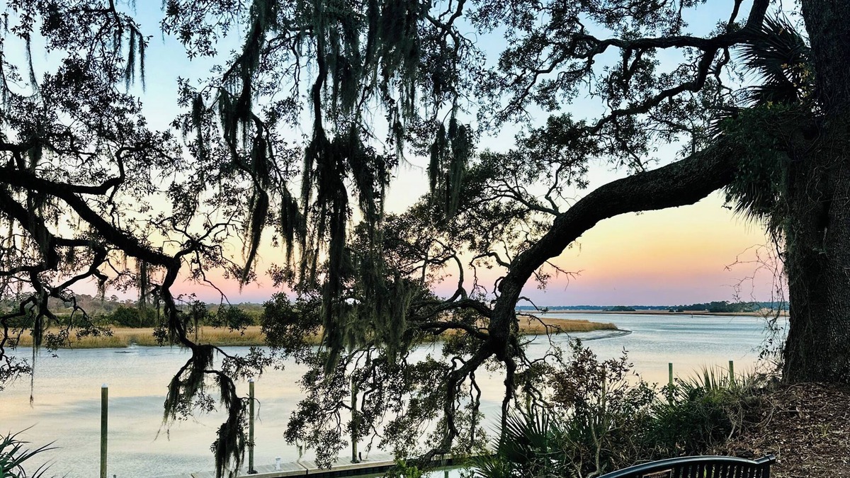 Thunderbolt Cottage | FREE Bikes & Stroll to Marina: The Shrimp Boat Couples Retreat, 5 Min to Sav