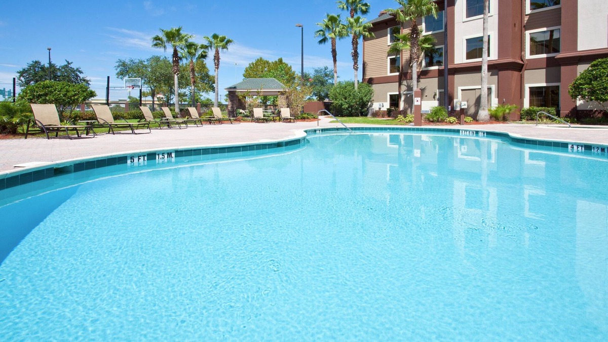 Airport North Condo | Free Breakfast | 1.5 Miles from Orlando International Airport + 25 Minutes to Disney World