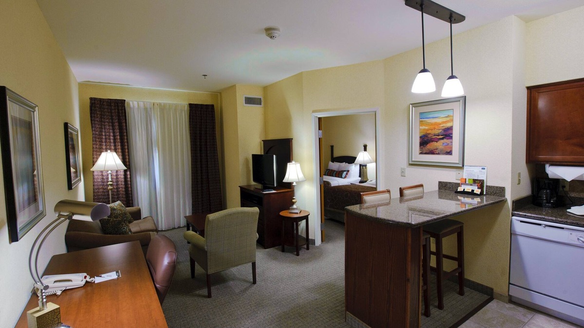 South Side Condo | Free Breakfast Buffet! Just a Few Miles from Area Beaches