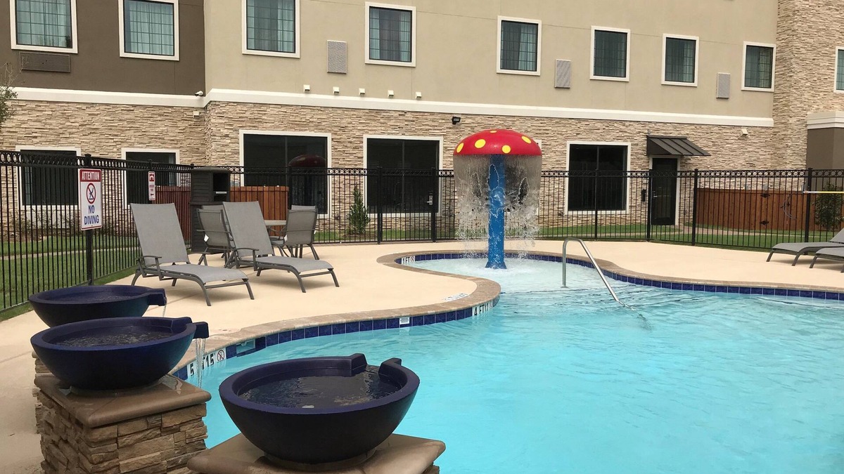 The Colony Apartment | Free Breakfast Buffet. Pool & Shared BBQ Area. Great Location!