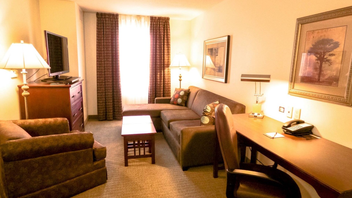 Novi Condo | FREE Breakfast Buffet. Indoor Pool and Hot Tub!