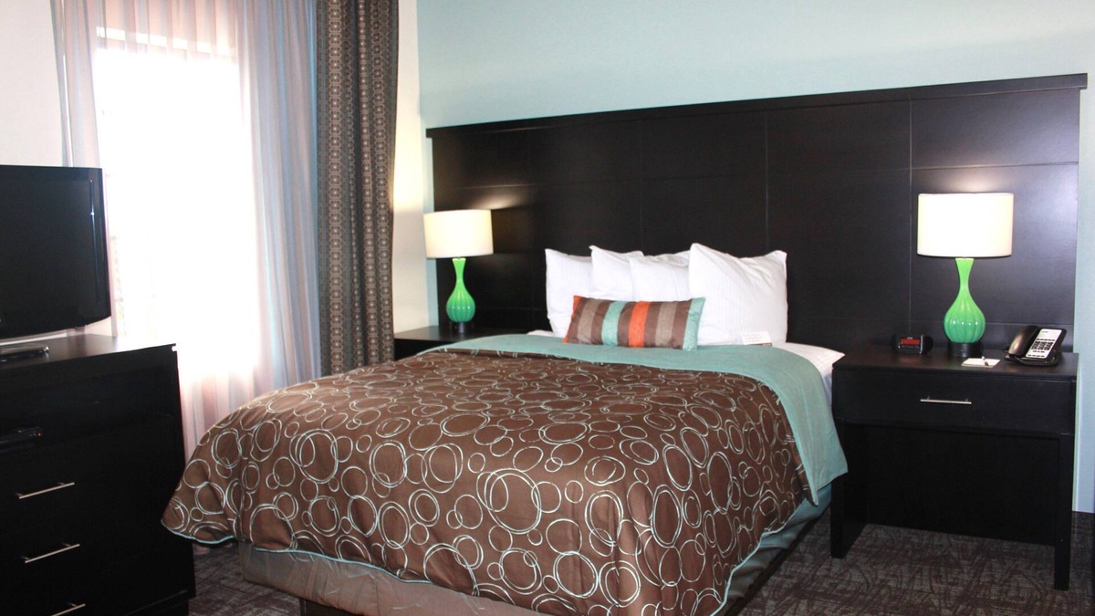 Aldine Condo | Free Breakfast Buffet + Outdoor Pool | Modern Suite