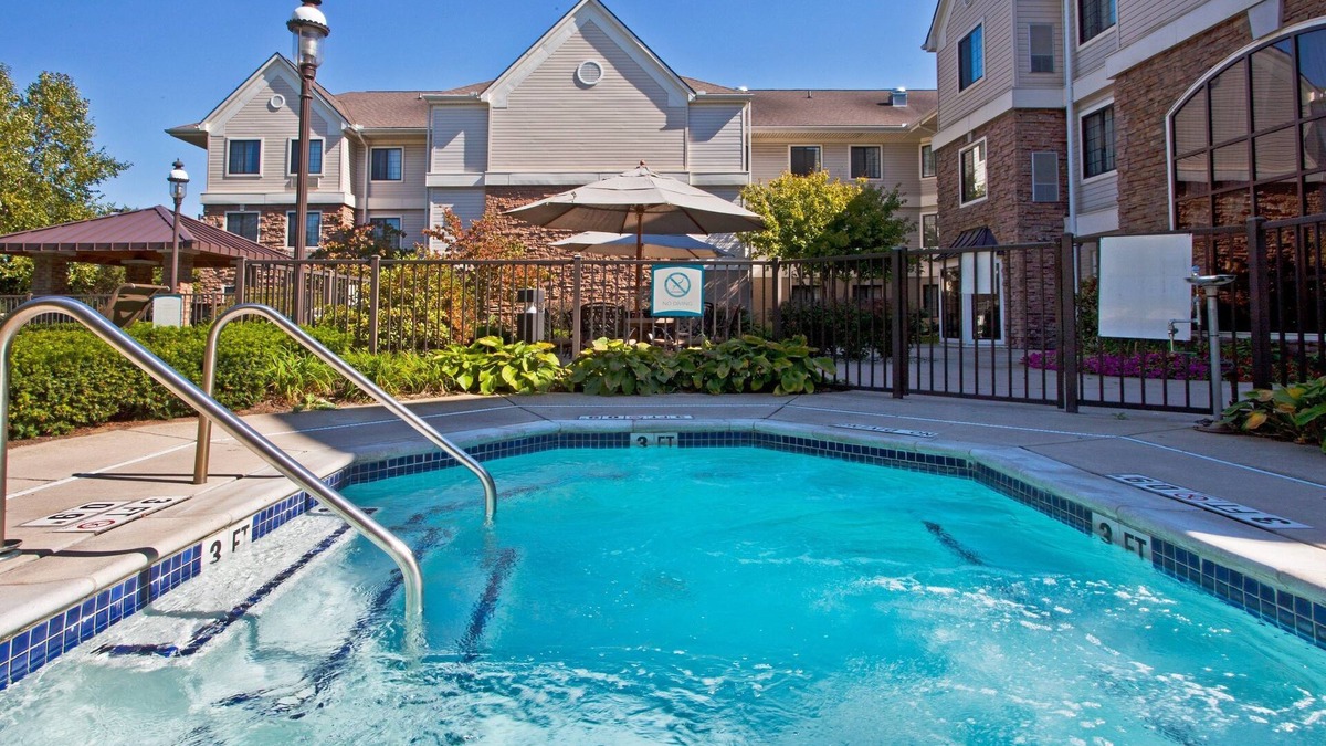 Shelby Township Condo | Free Breakfast Buffet. Pool & Hot Tub Access. Great Location!