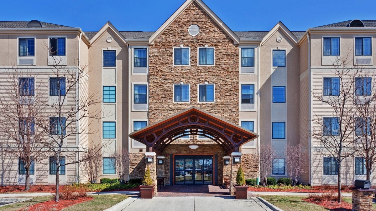 Glenview Apartment | Free Breakfast Buffet at this Staybridge Studio! Indoor Pool, Gym, 24h Business Center!