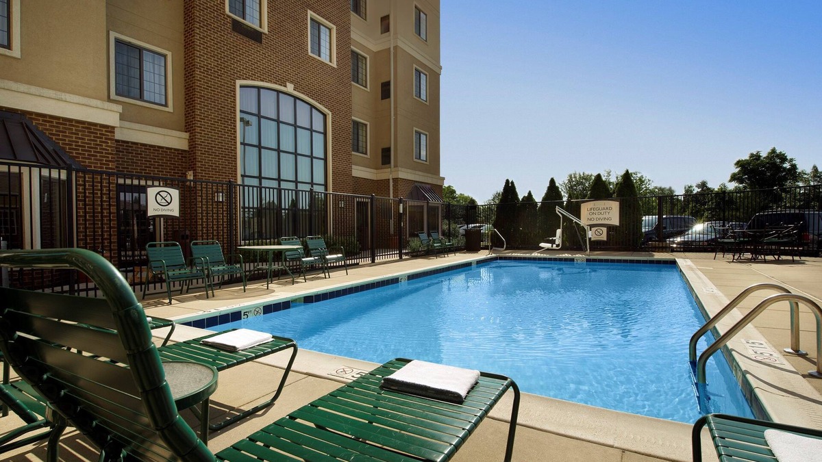 Linthicum Heights Condo | Free Breakfast Buffet! Pool | Staybridge Near BWI Airport