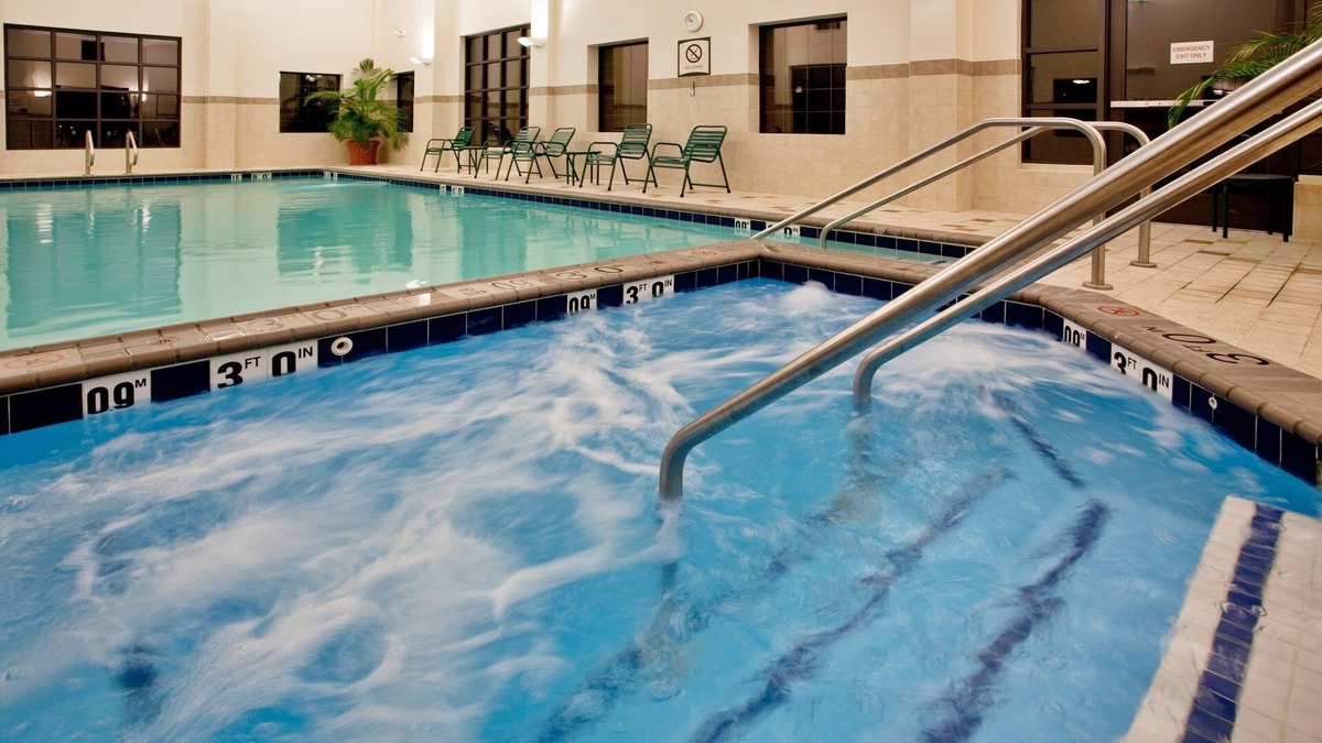 Chesapeake Condo | Free Breakfast. Indoor Pool & Hot Tub. Near the Virginia Beach business district!