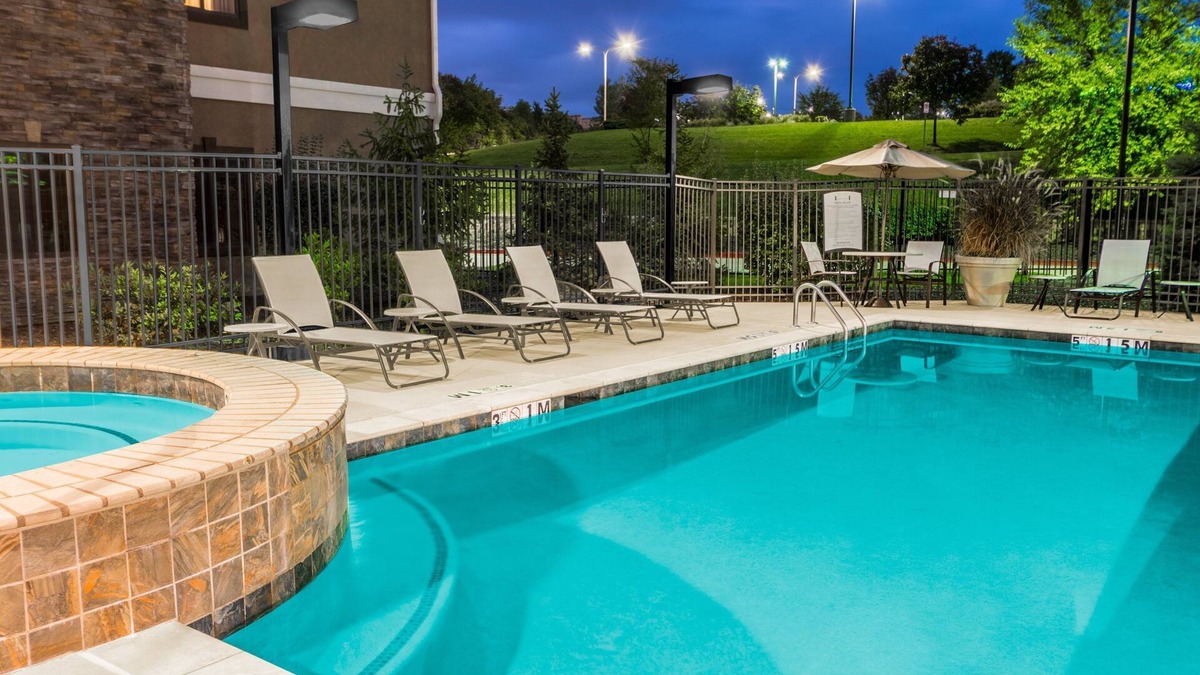 Independence Condo | Free Breakfast. Outdoor Pool & Hot Tub. Great for Business Travelers!