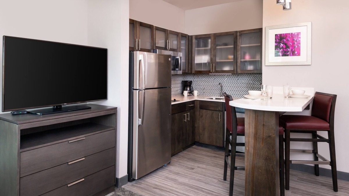 Lake Charles Condo | Free Breakfast. Outdoor Pool. Great for Groups!