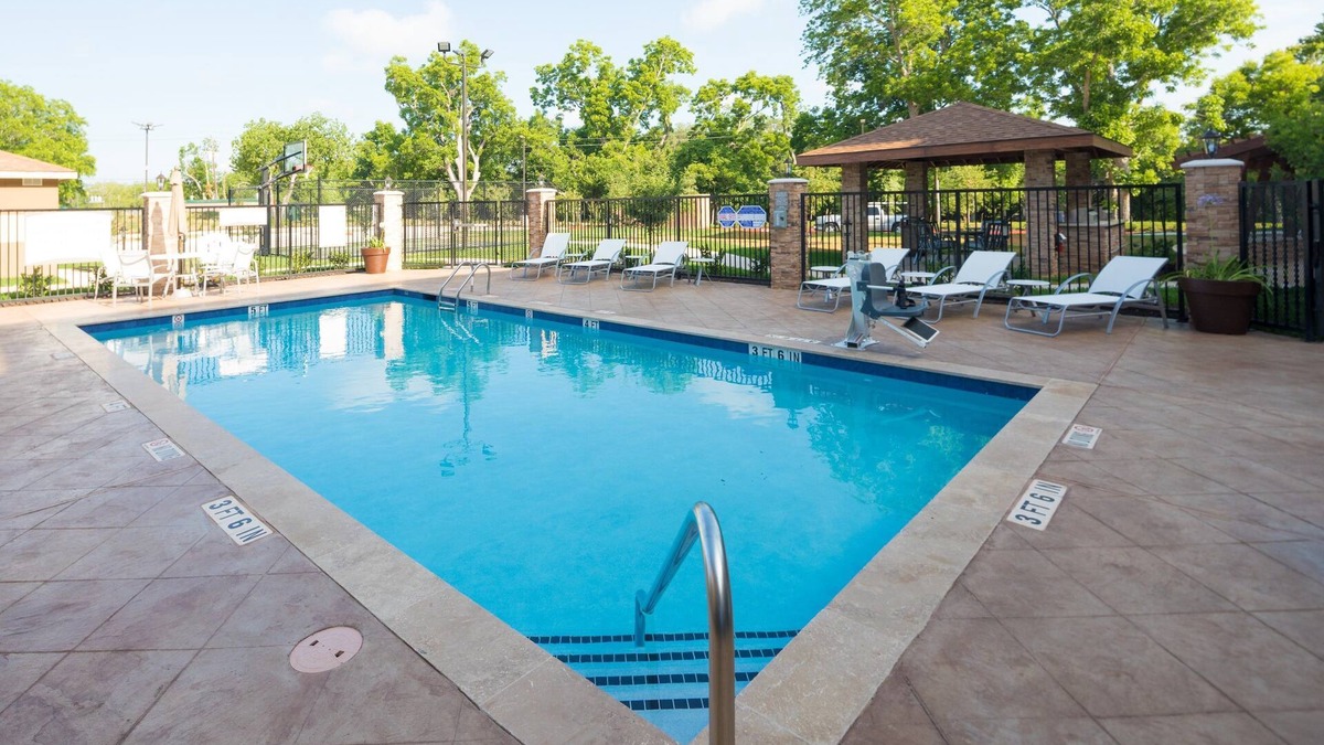 Lake Jackson Condo | Free Breakfast. Outdoor Pool. Great for Small Groups!