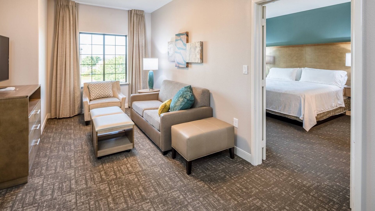 Lake Jackson Condo | Free Breakfast. Outdoor Pool. Gym. King Suite w/Kitchen!