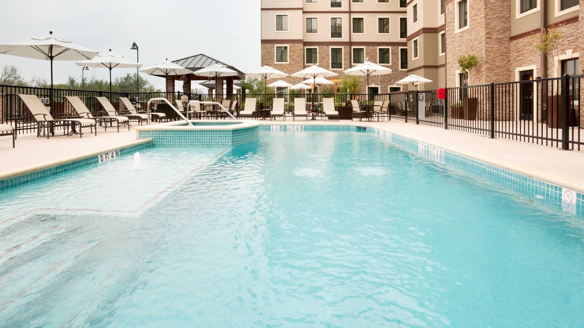 Hollywood Park Condo | Free Breakfast + Outdoor Pool + Hot Tub | 15 Minutes from Six Flags!