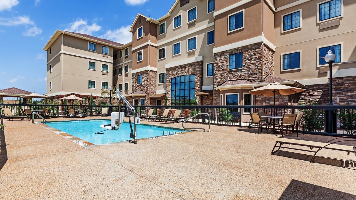 Fossil Creek Apartment | Free Breakfast. Outdoor Pool. King Suite Close to the Convention Center