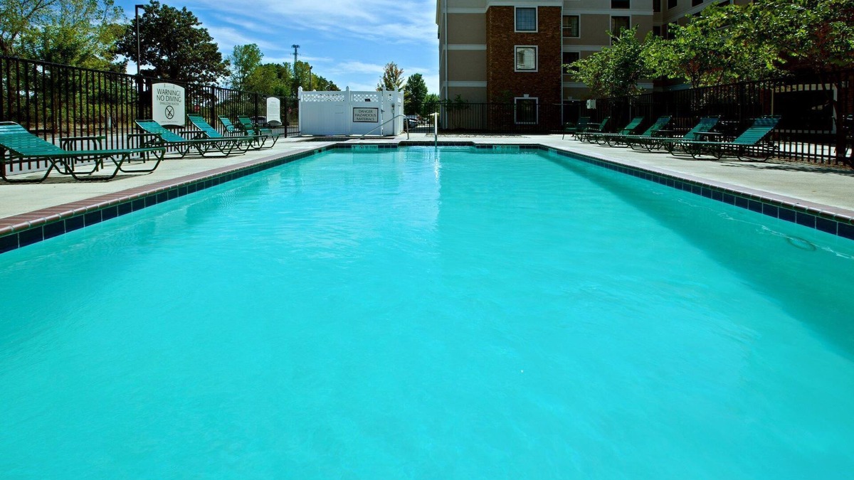 Plainfield Condo | Free Breakfast + Outdoor Pool | 24 Hour Fitness Center