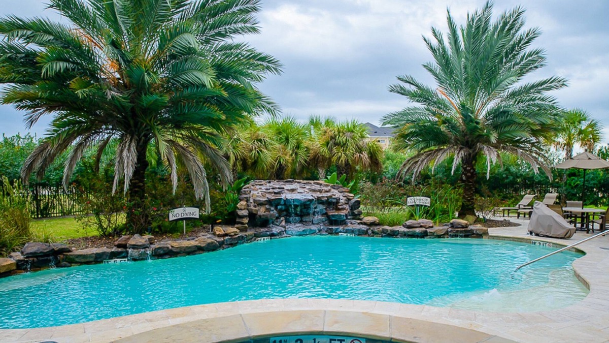 Webster Apartment | Free Breakfast + Outdoor Pool + Fitness Center Access | Close to NASA