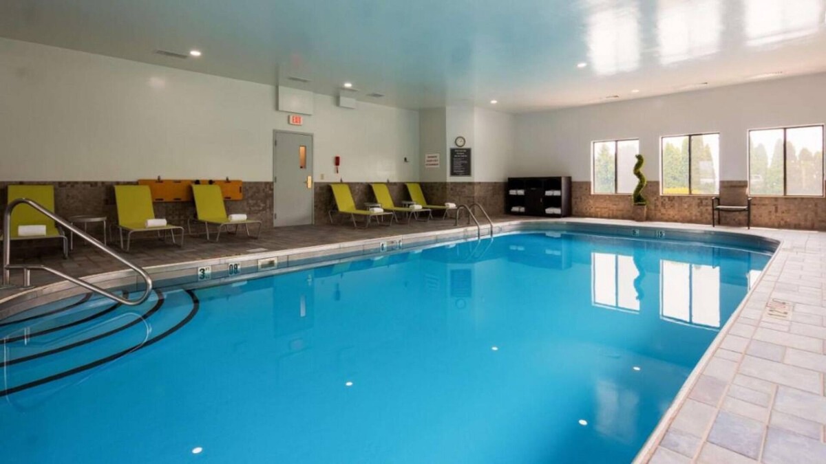 Blaine House | Free Breakfast & Parking! 4 Serene Units, Minutes to Ohio Valley Mall, Pool