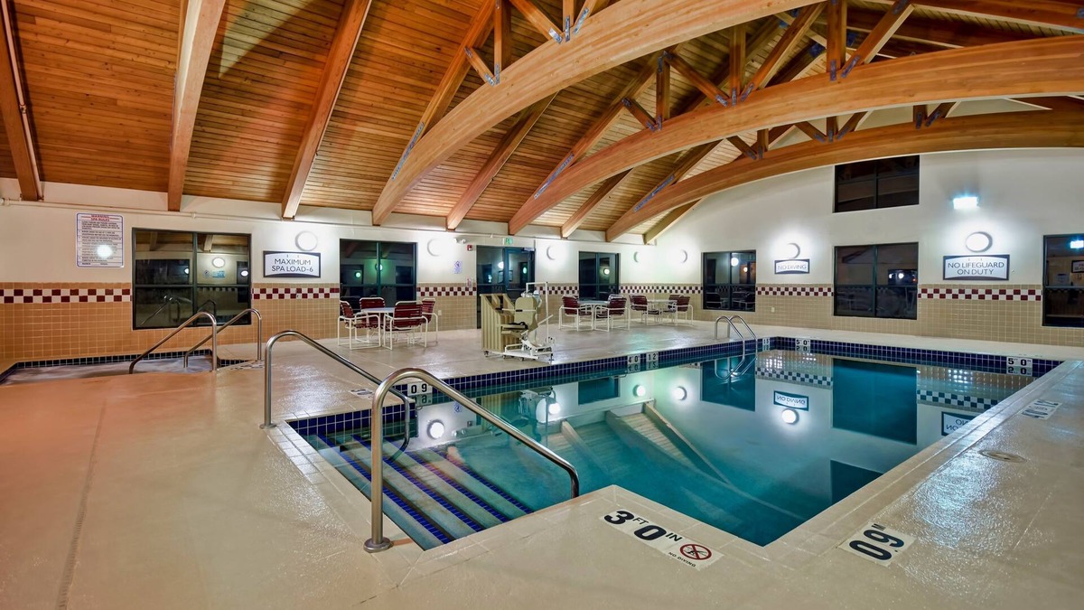 Middleton Condo | Free Breakfast. Pool and Hot Tub. Downtown Location. Near the University of Wisconsin-Madison!