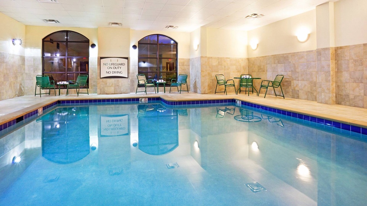 Oak Ridge Condo | Free Breakfast. Pool & Gym. King Suite. Your Next Trip!