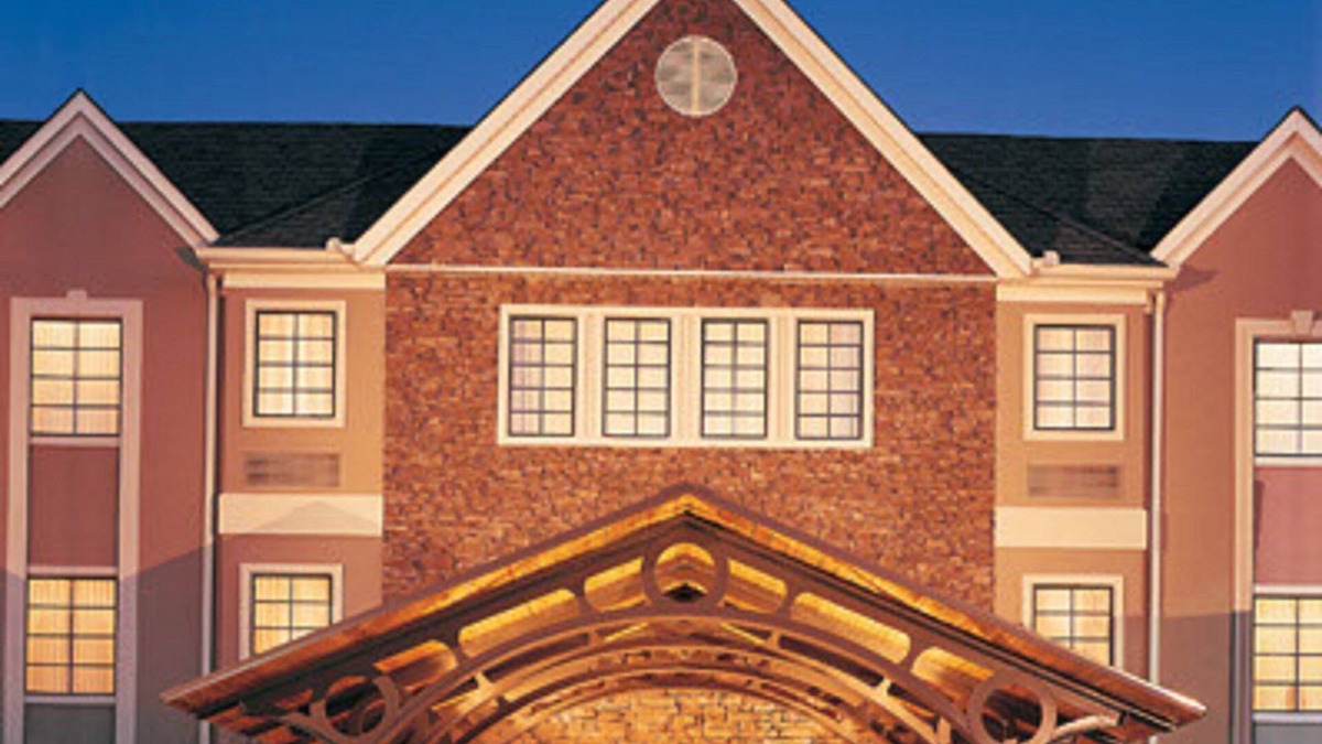 Rochester Apartment | Free Breakfast. Pool & Hot Tub. Close to Mayo Clinic! Great for Business Travelers!