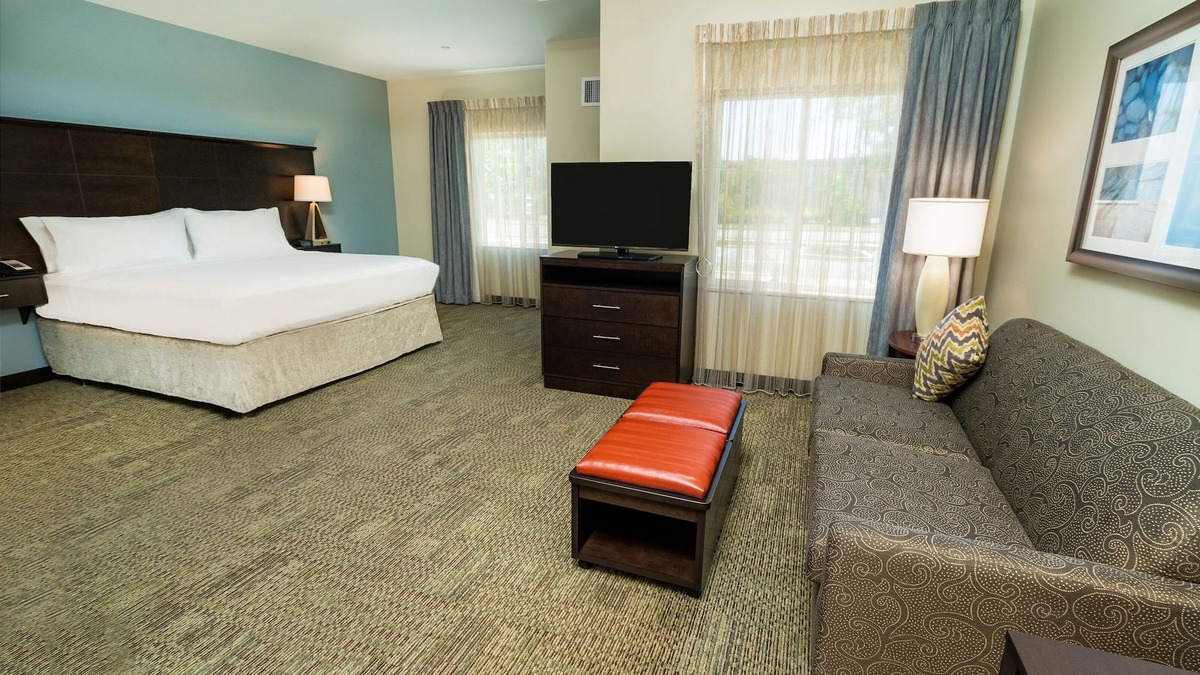 Newark Apartment | Free Breakfast. Pool. Shared BBQ. King Suite. 30 Min to Oakland Zoo!