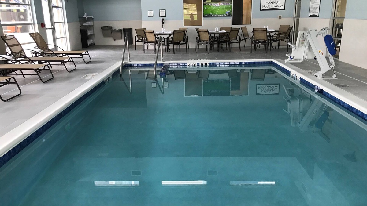 Madison Apartment | Free Breakfast. Pool with a Slide. Near Olbrich Botanical Gardens!
