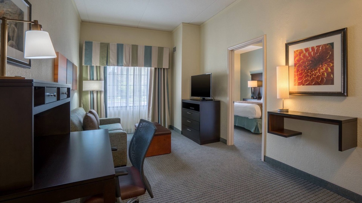 Concordville Condo | Free Breakfast. Seasonal Outdoor Pool. Gym. Close to Longwood Gardens!