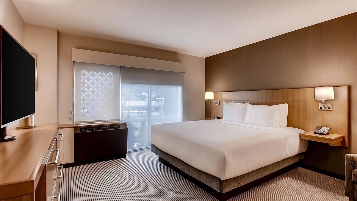Mountain House Hotel | Free Breakfast to Fuel Your Ski Day! Hot Tub, Pets Adored, Shuttle Ease!