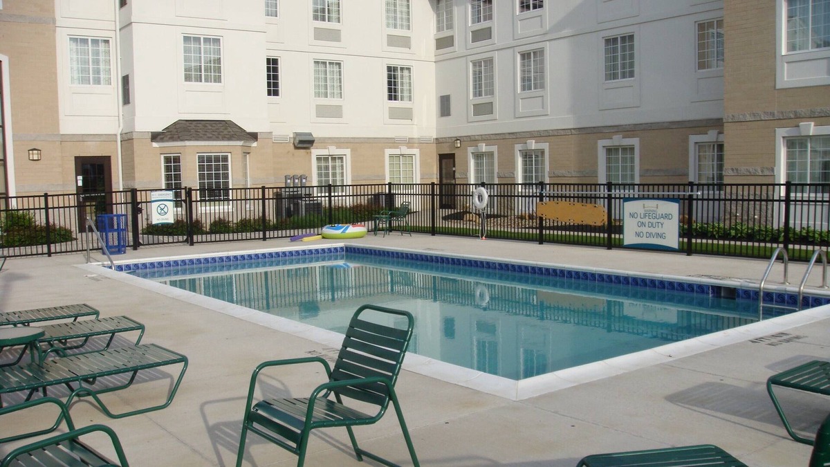 Mayfield Heights Condo | Free Daily Breakfast, Outdoor Pool. 7 Miles from University Circle.