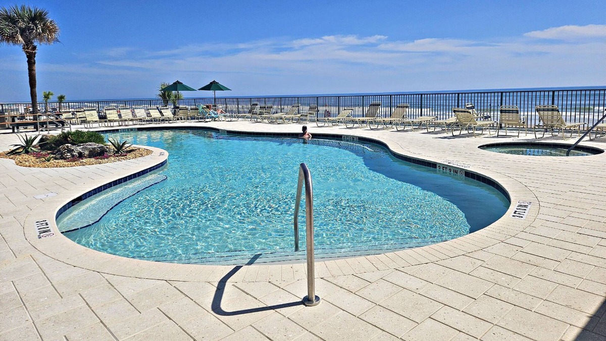 Daytona Beach Shores Condo | FREE DAILY ACTIVITIES(+CRABBY JOE'S GC)! Family-Friendly-Beachy Decorated-Views Beach&Halifax River!