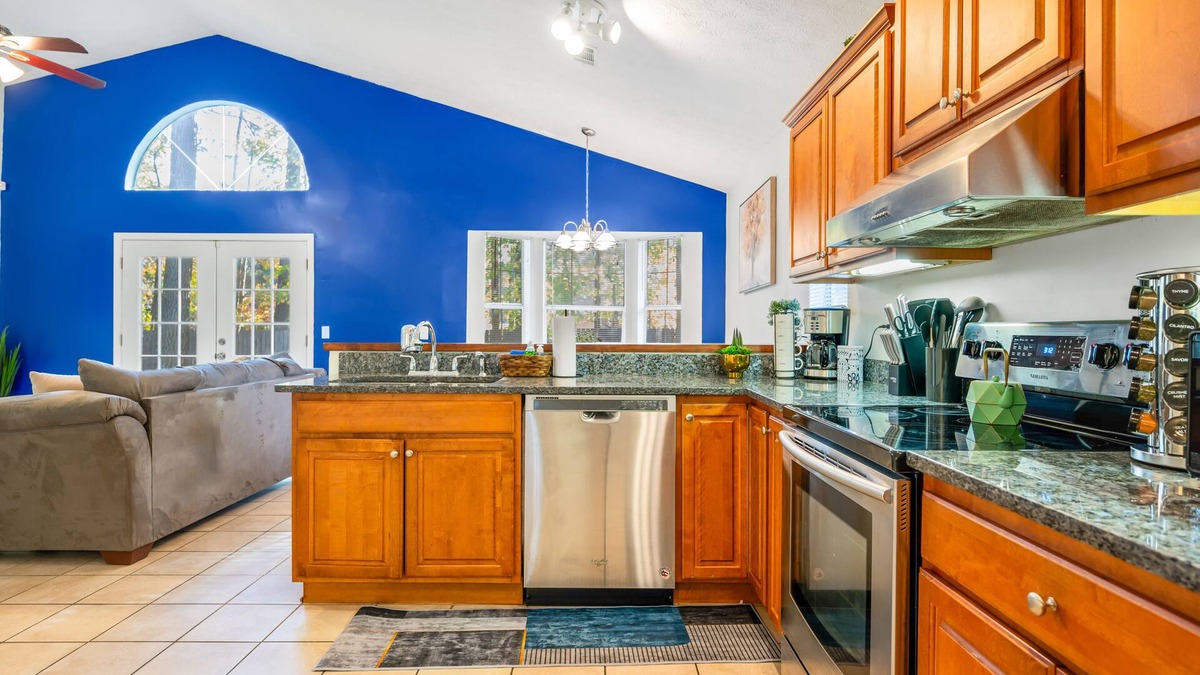 Colonial Oaks House | Free Early Check-In - Gaming Arcade - Free Parking
