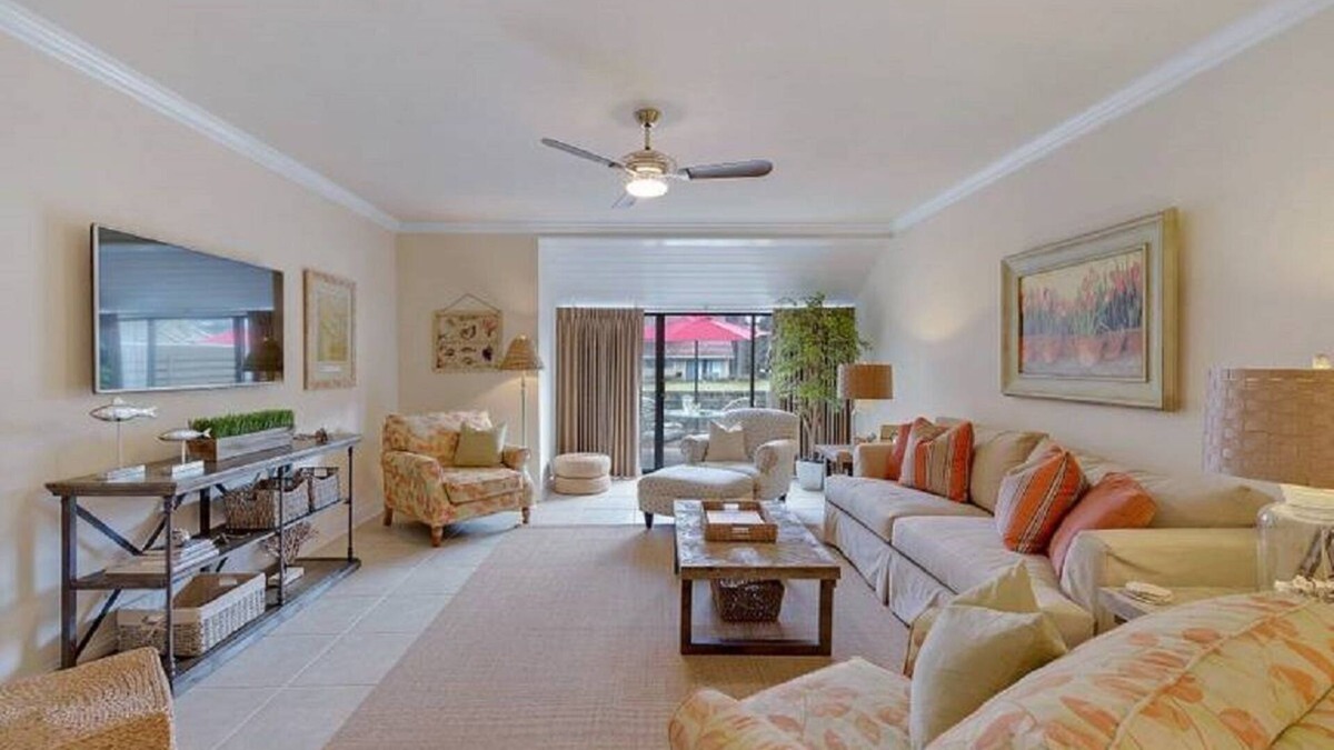 Sandestin Villa | FREE golf cart! Beautiful lake view! 3 MINS. TO BEACH, dining, shopping.