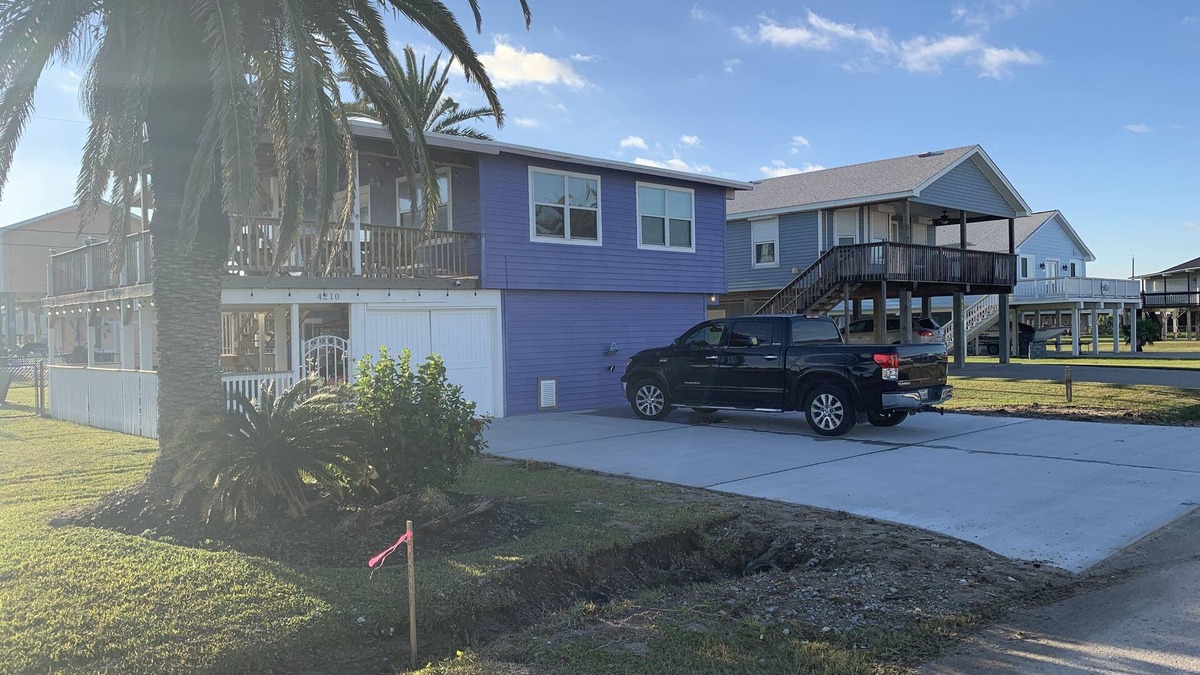 Galveston House | FREE Golf Cart Cozy updated beach cottage with view of Gulf and community pool