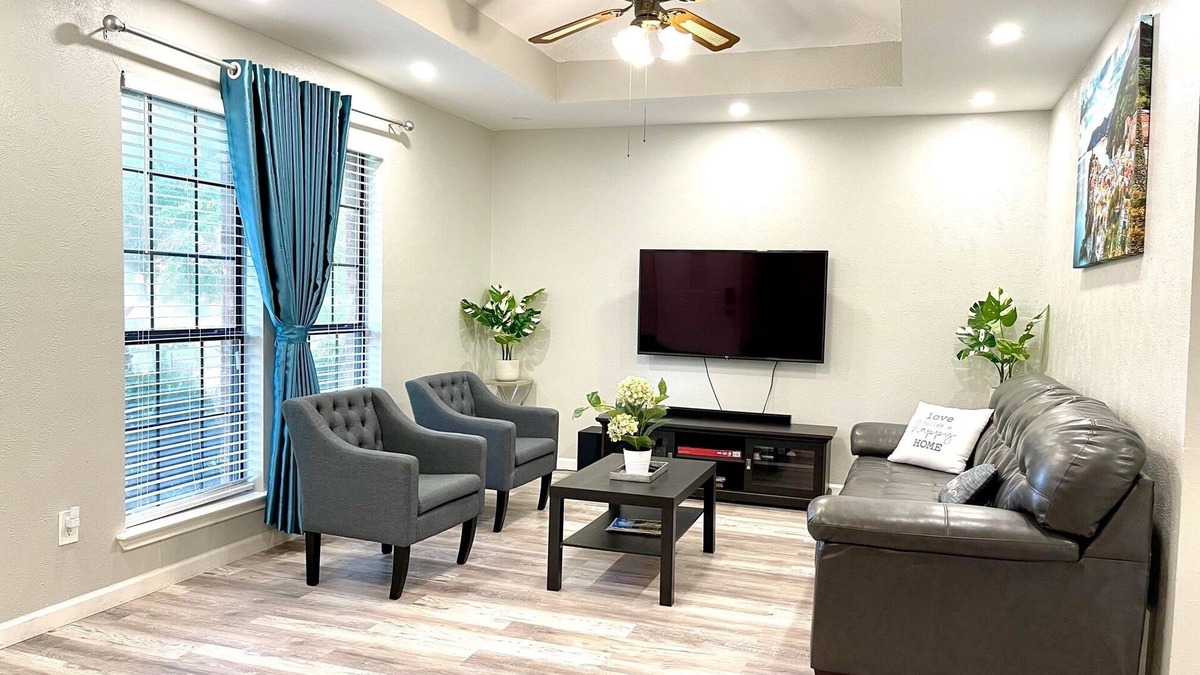 Frisco House | Free high speed internet/hulu/parking fully renovated/nice/cozy FULL DUPLEX