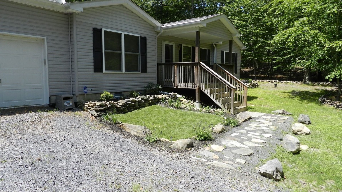Bushkill House | FREE Horseback riding & Skiing