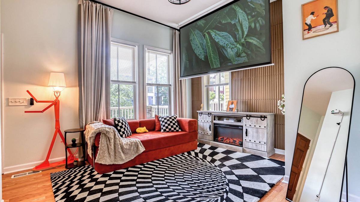 Thomas Square House | Free Late Check-Out - 2 King Beds, Massage Chair, Air Hockey - DT & Forsyth Park