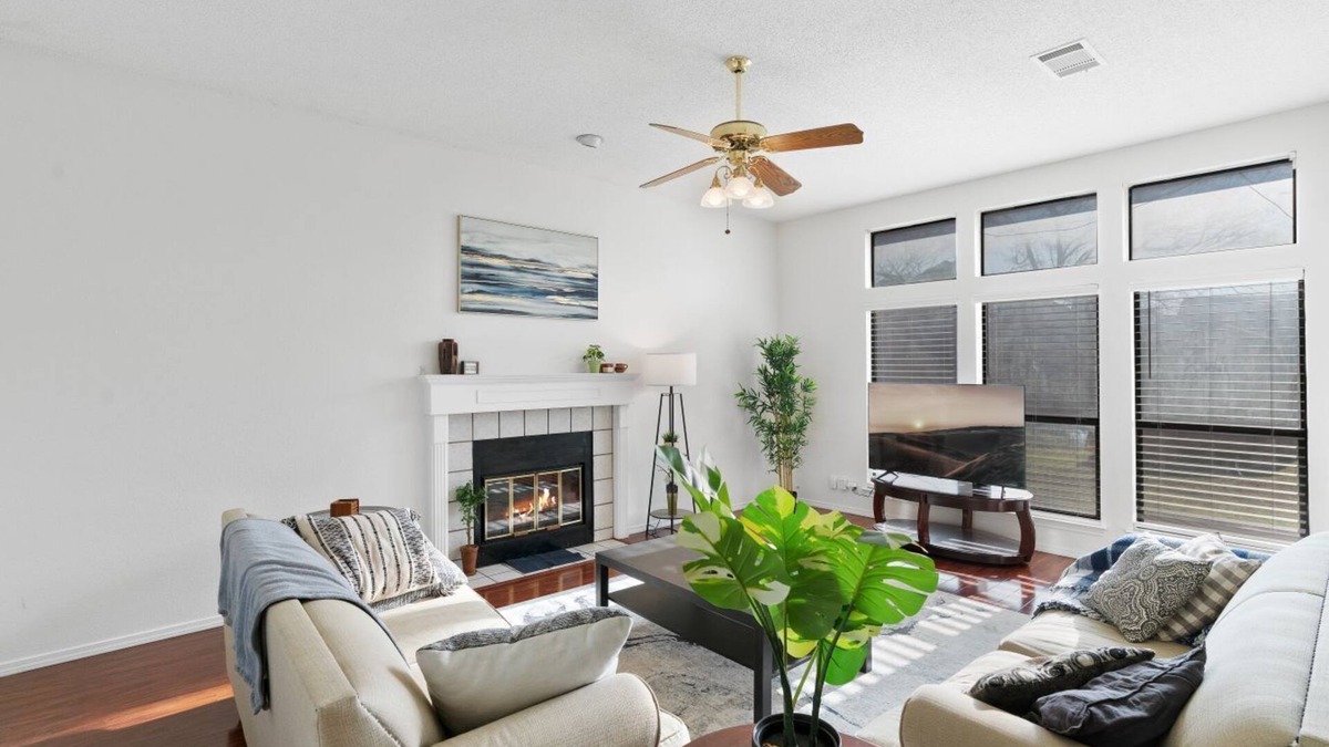 South Creek House | Free Late Check-Out - Comfy King Bed & Big Yard - Near Round Rock Donuts