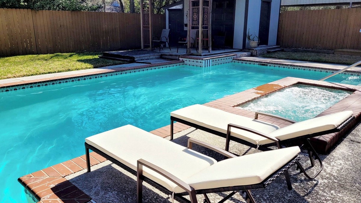 Pearland House | FREE NIGHT! Sleeps 10, Private Pool, Hot Tub