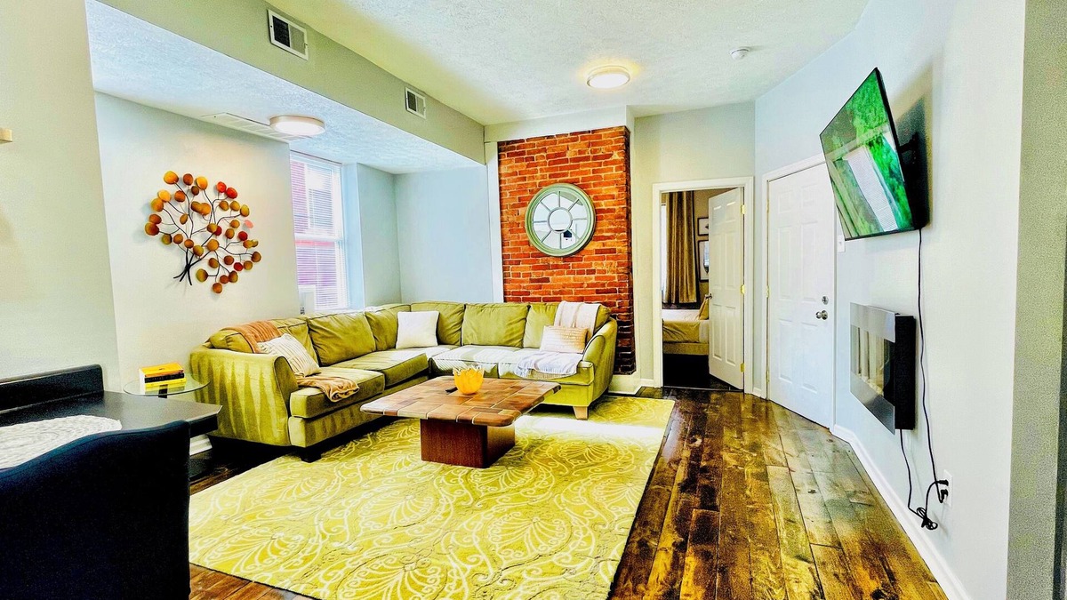 Central Northside Apartment | FREE Off St PARK Next to AGH+King Bed*Walk To All*