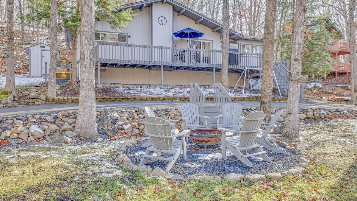 Bushkill House | Free Outdoor Pool & Lake Access & More!
