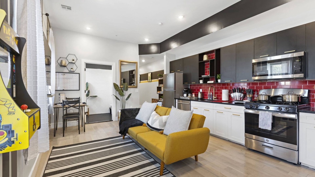 North Ironbound Apartment | Free Parking 30% Off 4 br Duplex Prime location