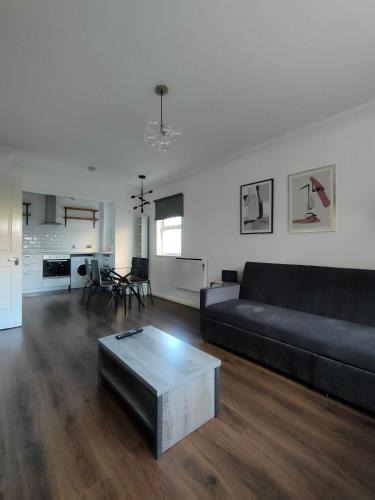 Southwark Apartment | Free Parking 4 Beds Flat 15 min train to Victoria London Bridge St Paul Cathedral